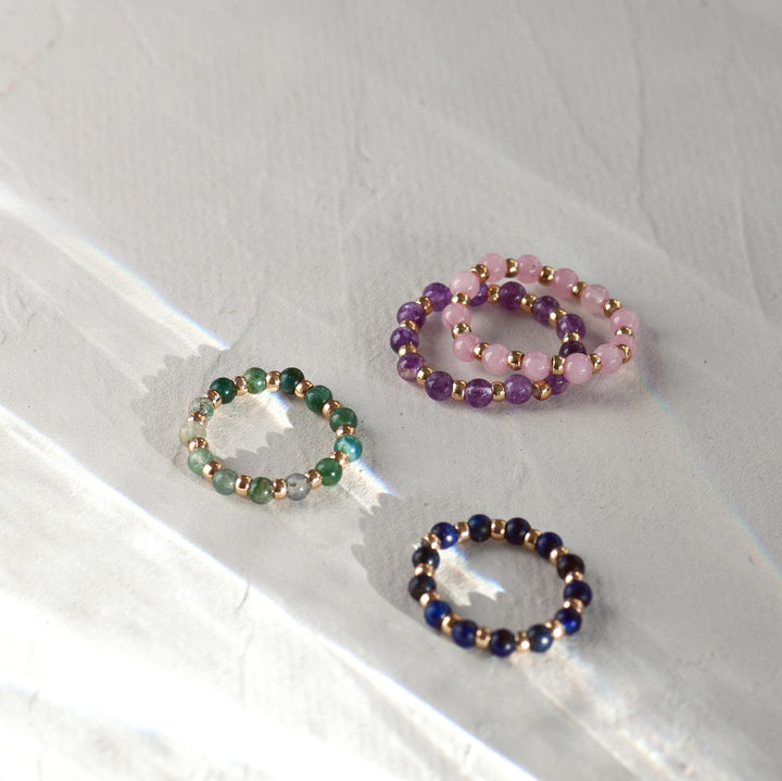 anillo de cuentas de piedra