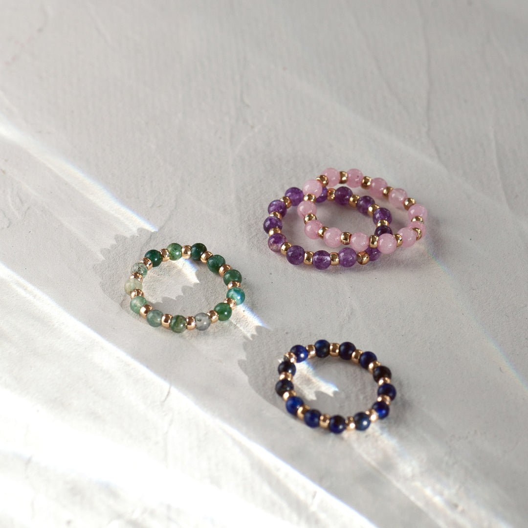 anillo de cuentas de piedra