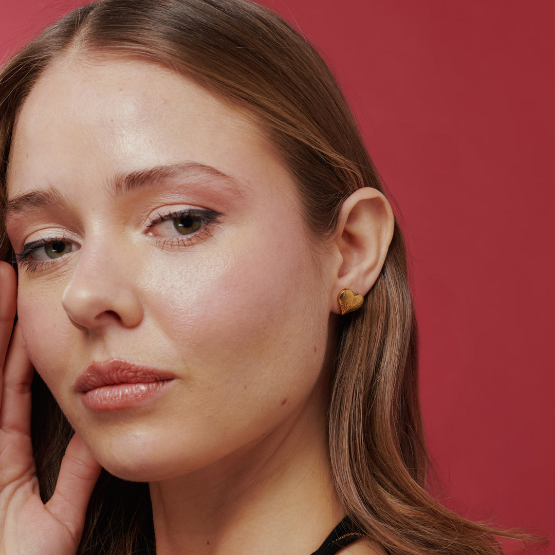 Suvy - Pendientes de Stud en Forma de Corazón Acanalado de Acero Inoxidable