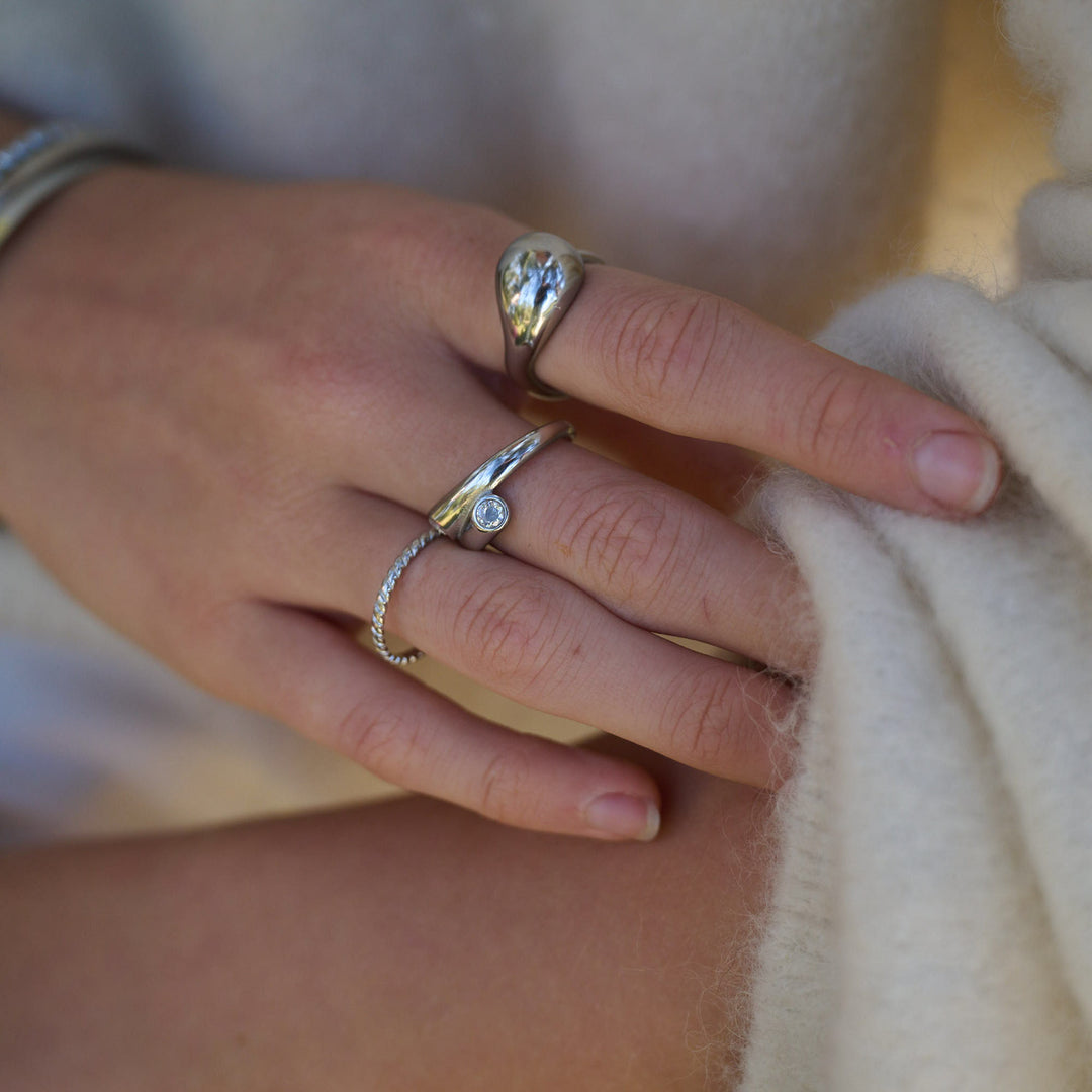 Tomine - Anillo Crystal Hug de Acero Inoxidable