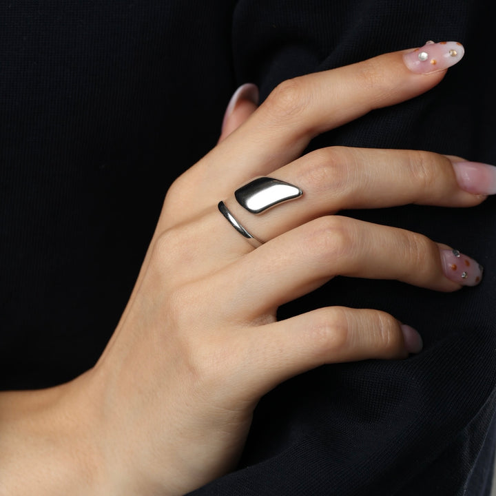 Anillo Ban - Envoltura Escultural de Acero Inoxidable