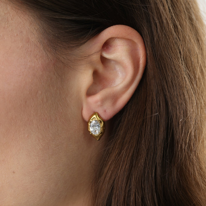 Azia – crystal stud earrings in stainless steel, gold | Timi of Sweden