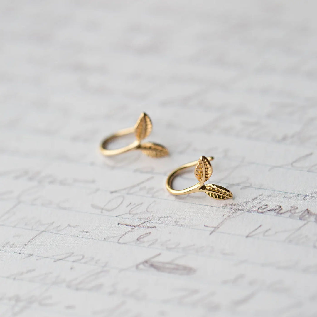 Delicate leaf earrings Timi of Sweden